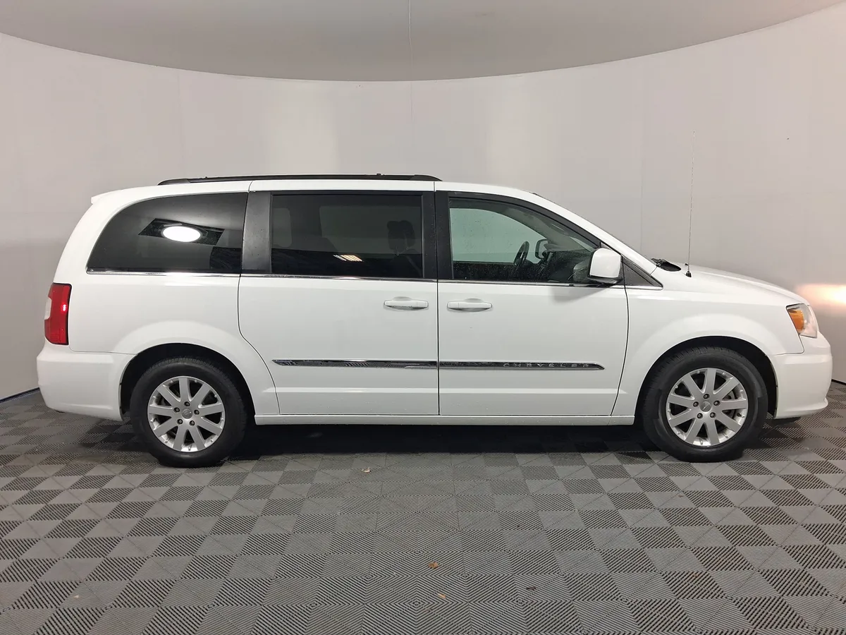 2016 Chrysler Town & Country Touring thumbnail 10
