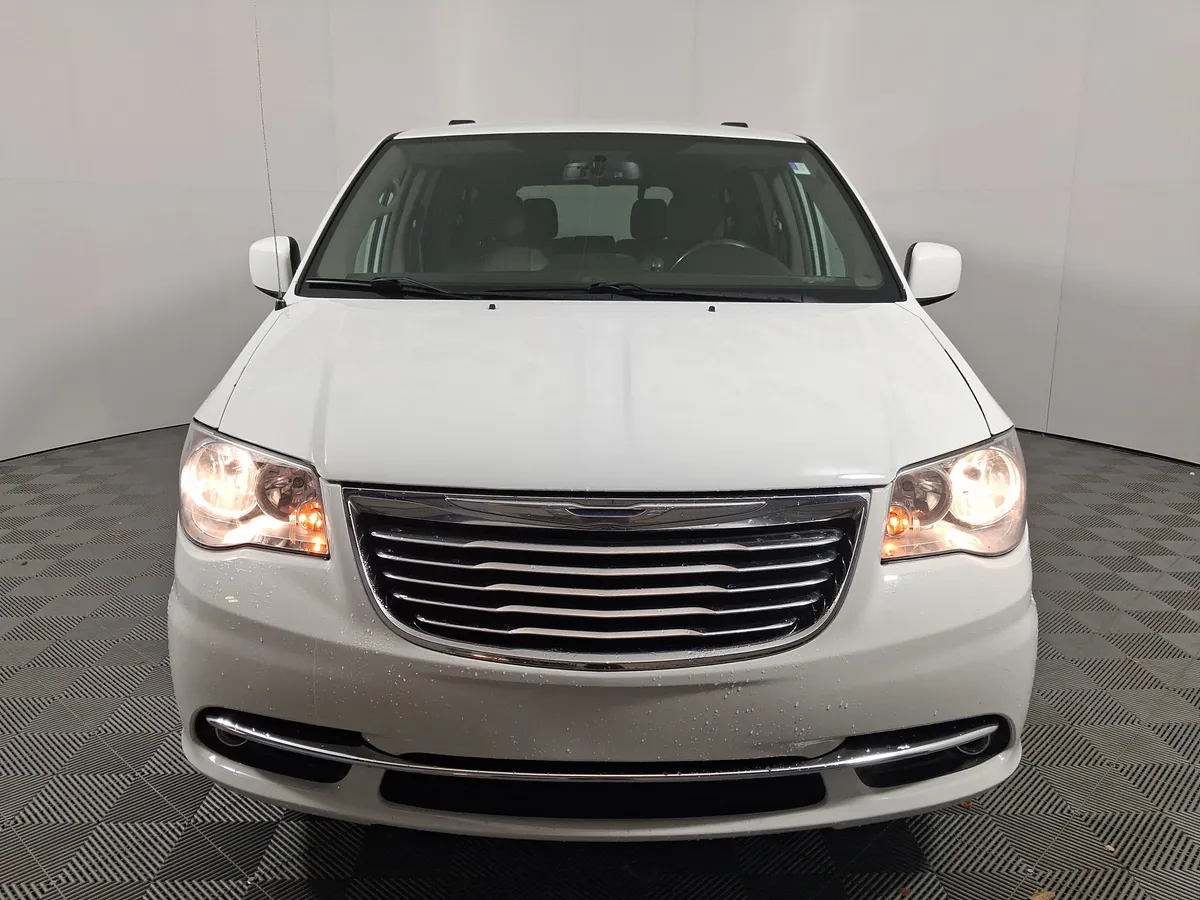 2016 Chrysler Town & Country Touring thumbnail 2