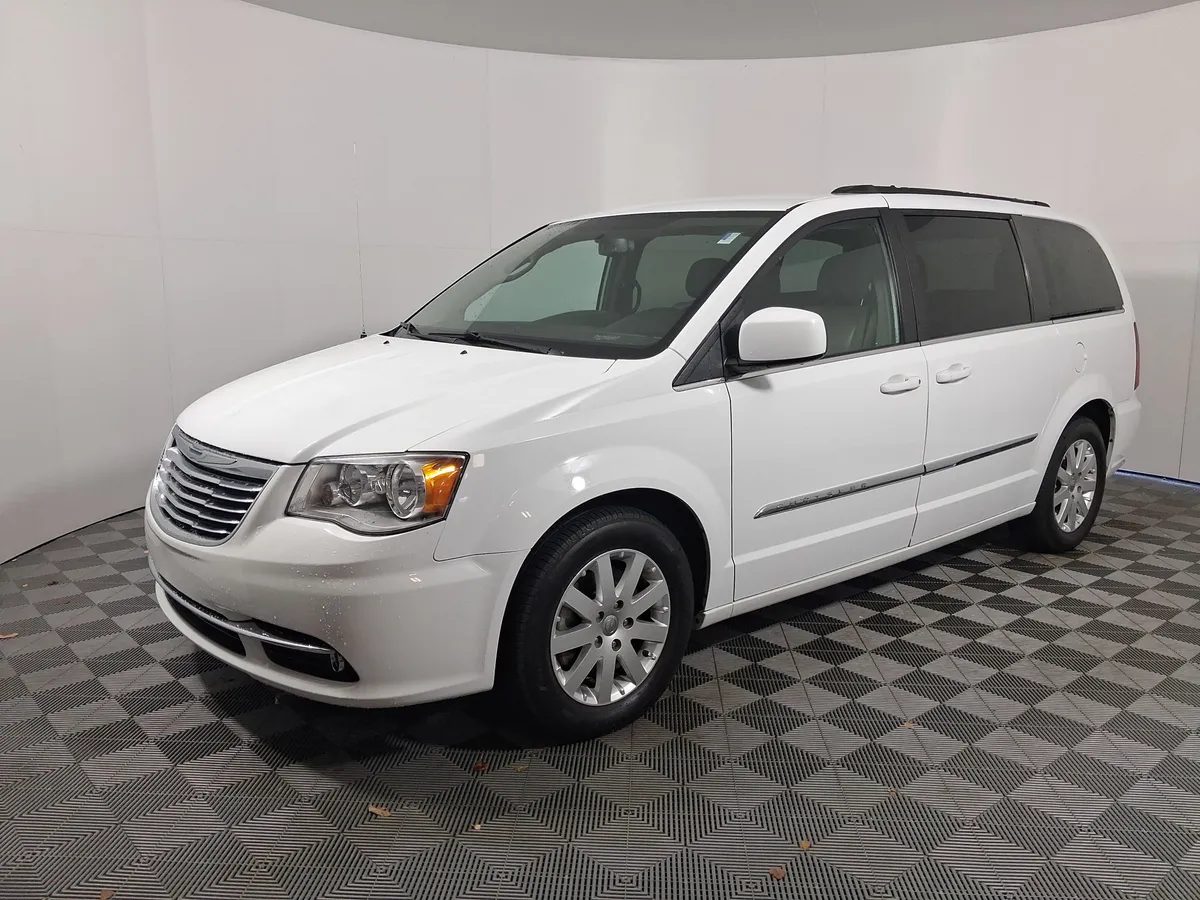 2016 Chrysler Town & Country Touring thumbnail 4