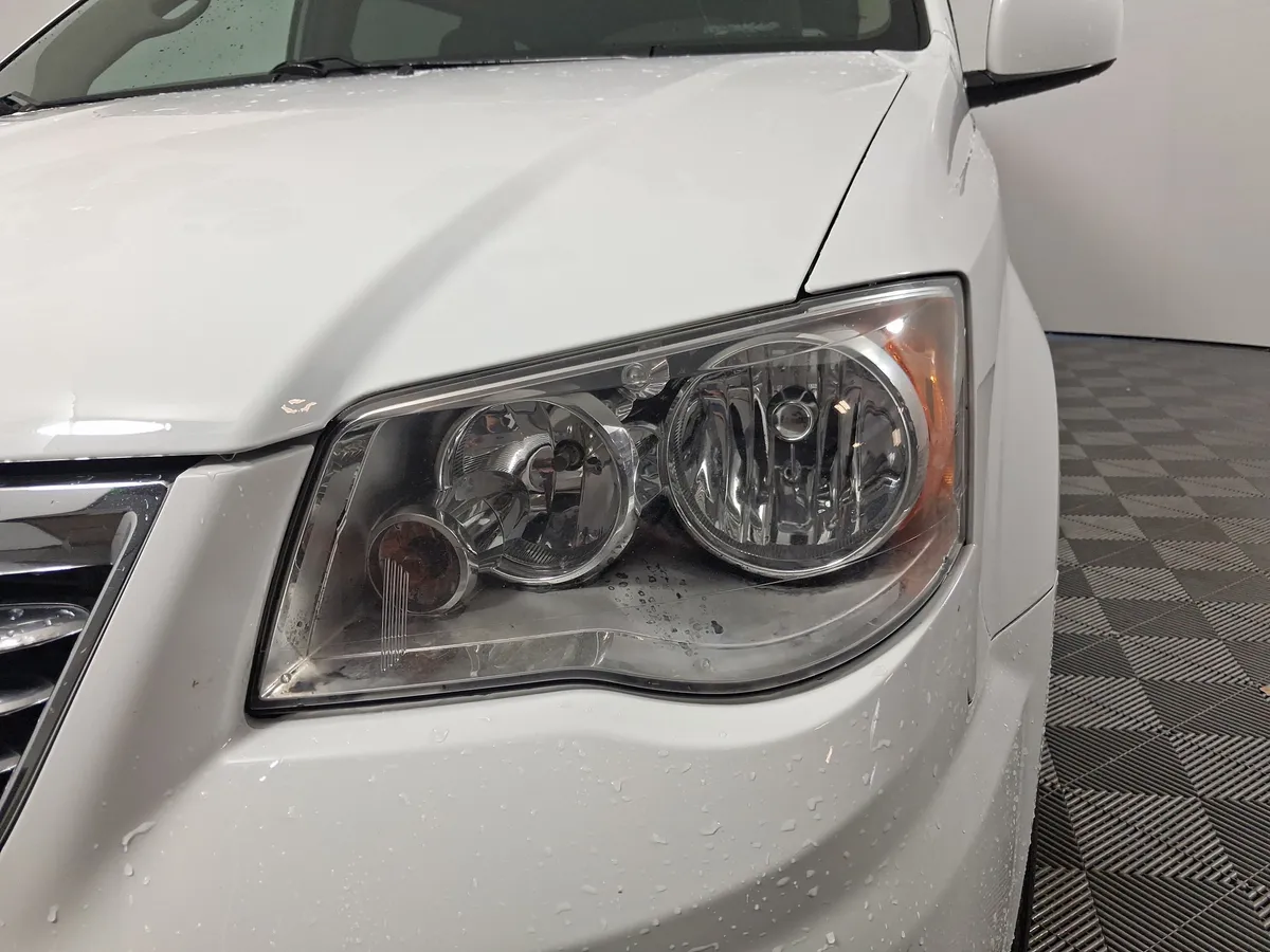 2016 Chrysler Town & Country Touring thumbnail 5