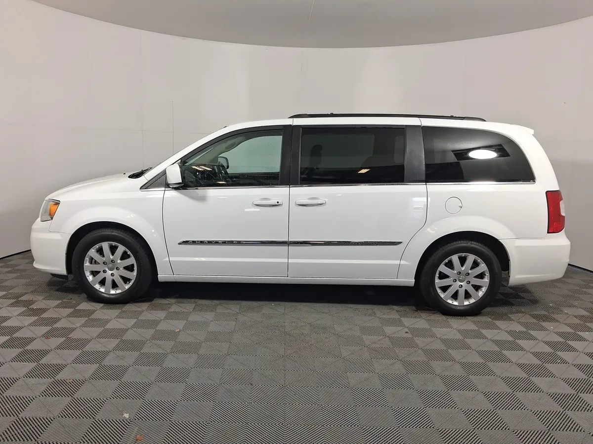 2016 Chrysler Town & Country Touring thumbnail 6
