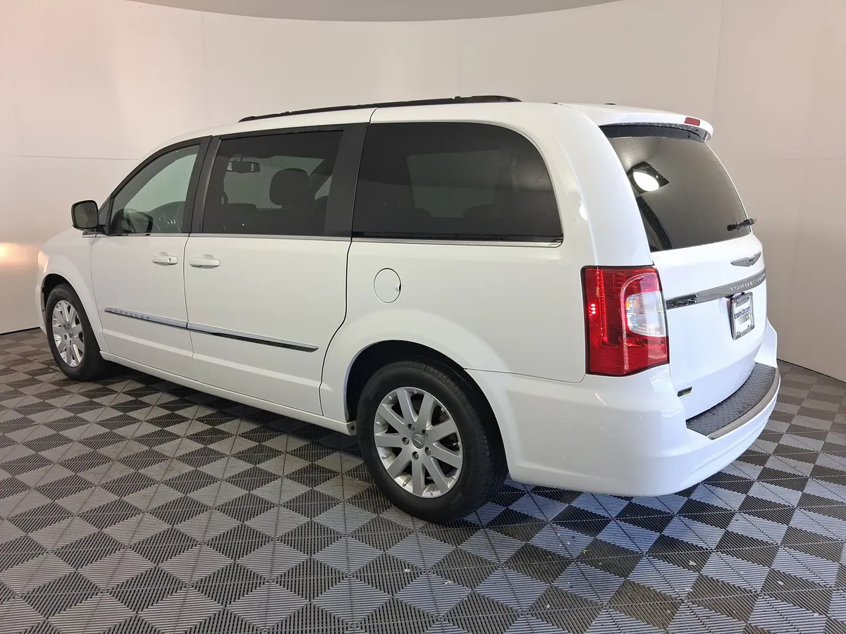 2016 Chrysler Town & Country Touring thumbnail 7