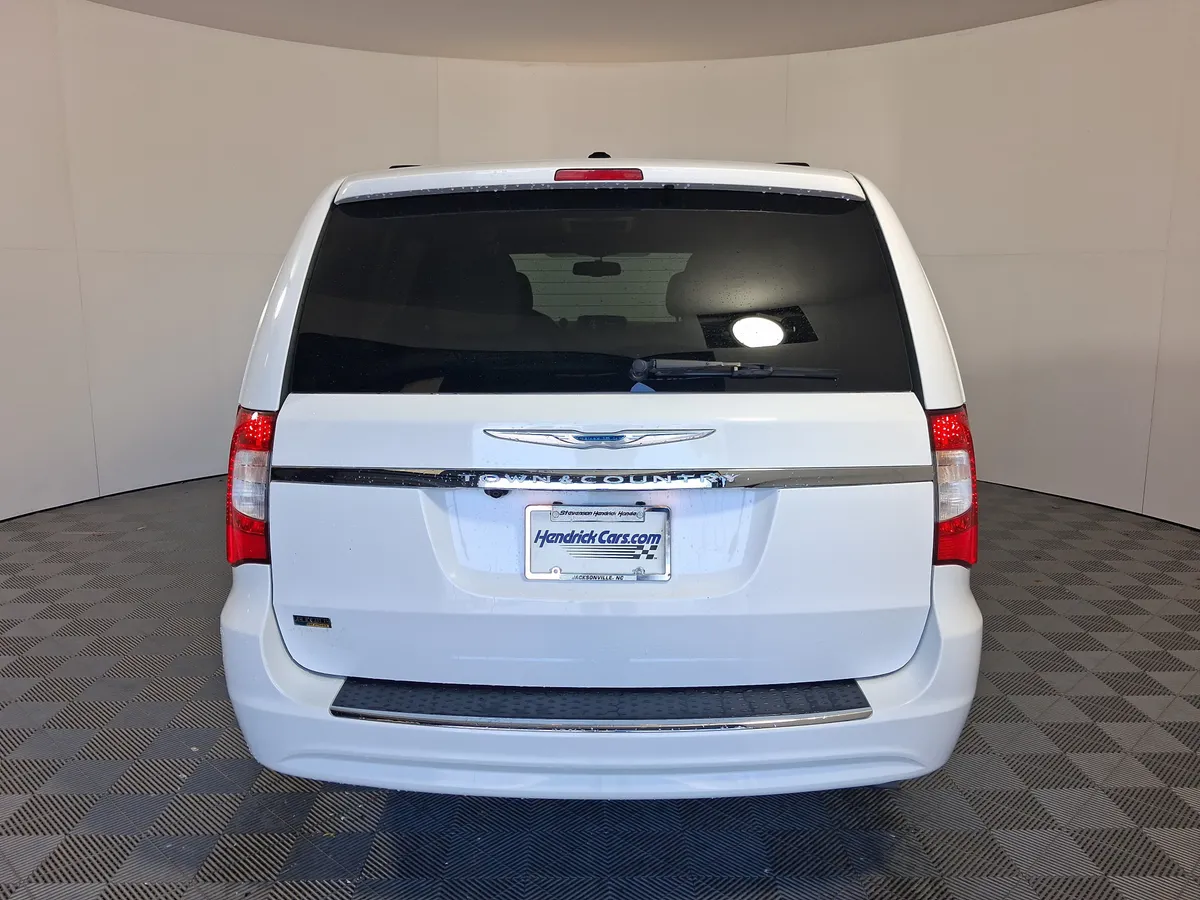 2016 Chrysler Town & Country Touring thumbnail 8