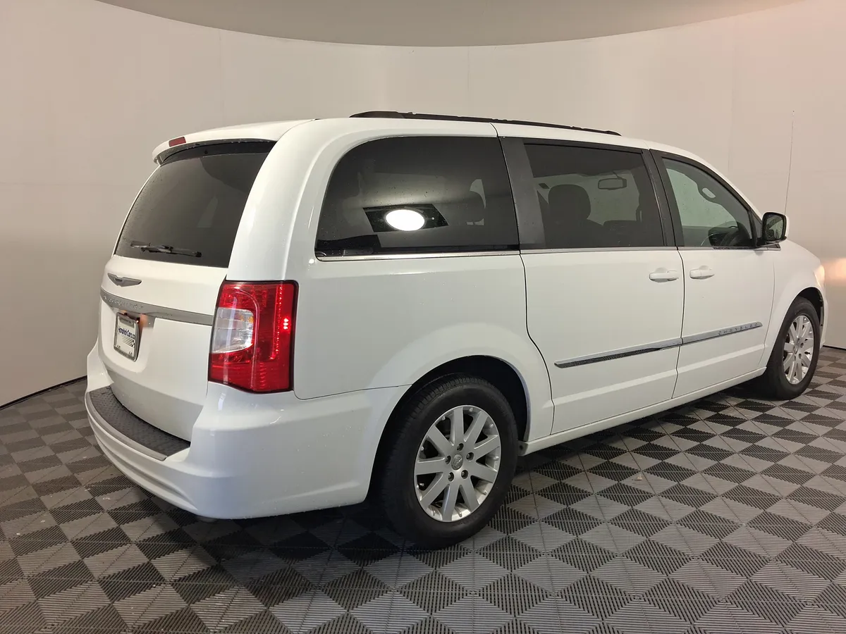 2016 Chrysler Town & Country Touring thumbnail 9