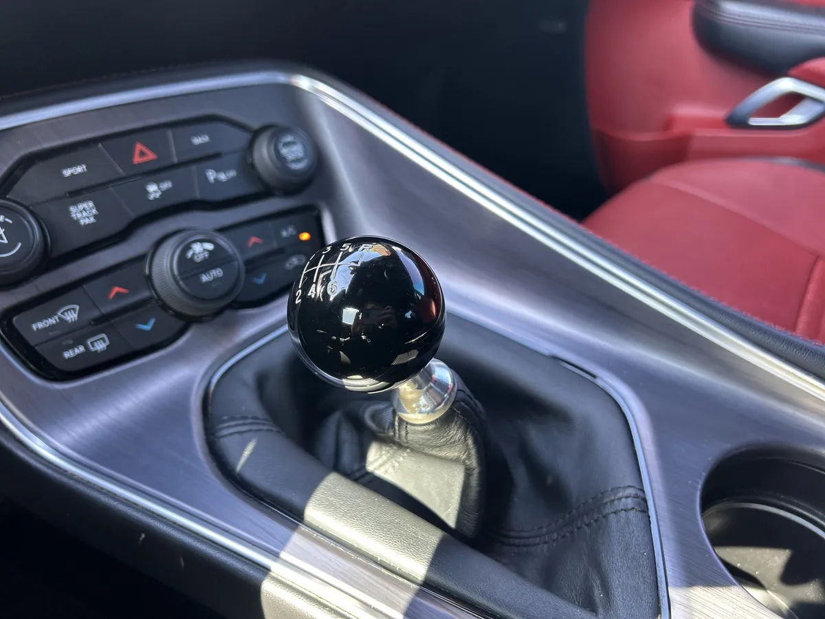 2016 Dodge Challenger R/T Plus Shaker thumbnail 32