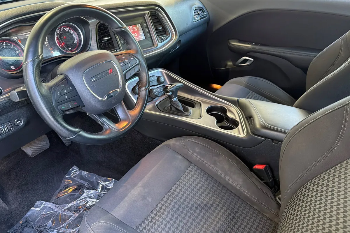2016 Dodge Challenger SXT thumbnail 10