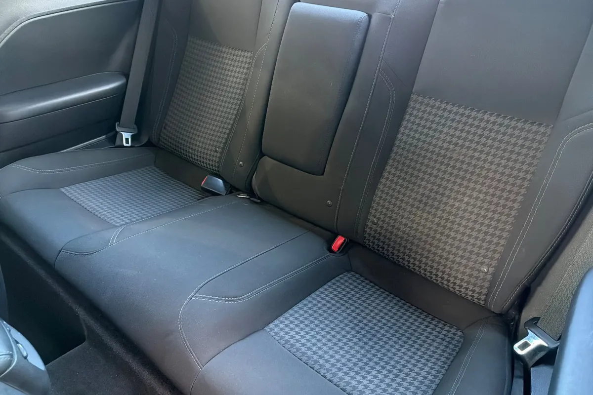 2016 Dodge Challenger SXT thumbnail 14