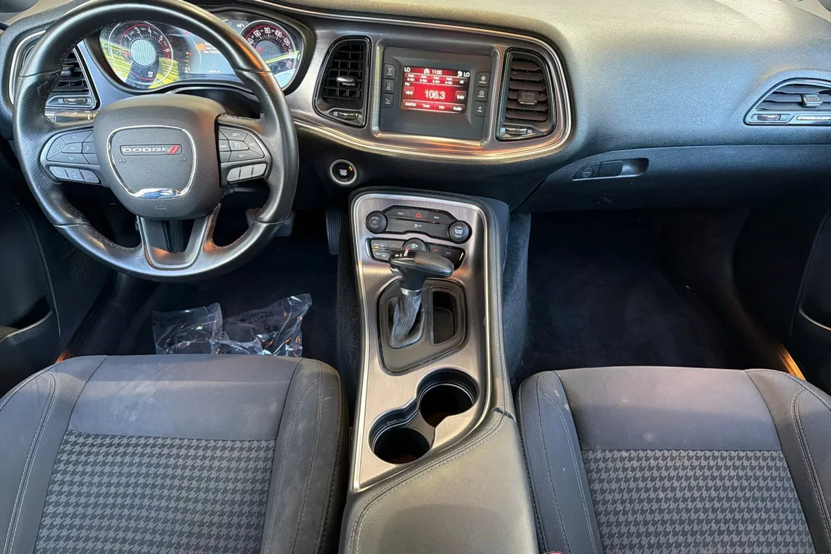 2016 Dodge Challenger SXT thumbnail 16