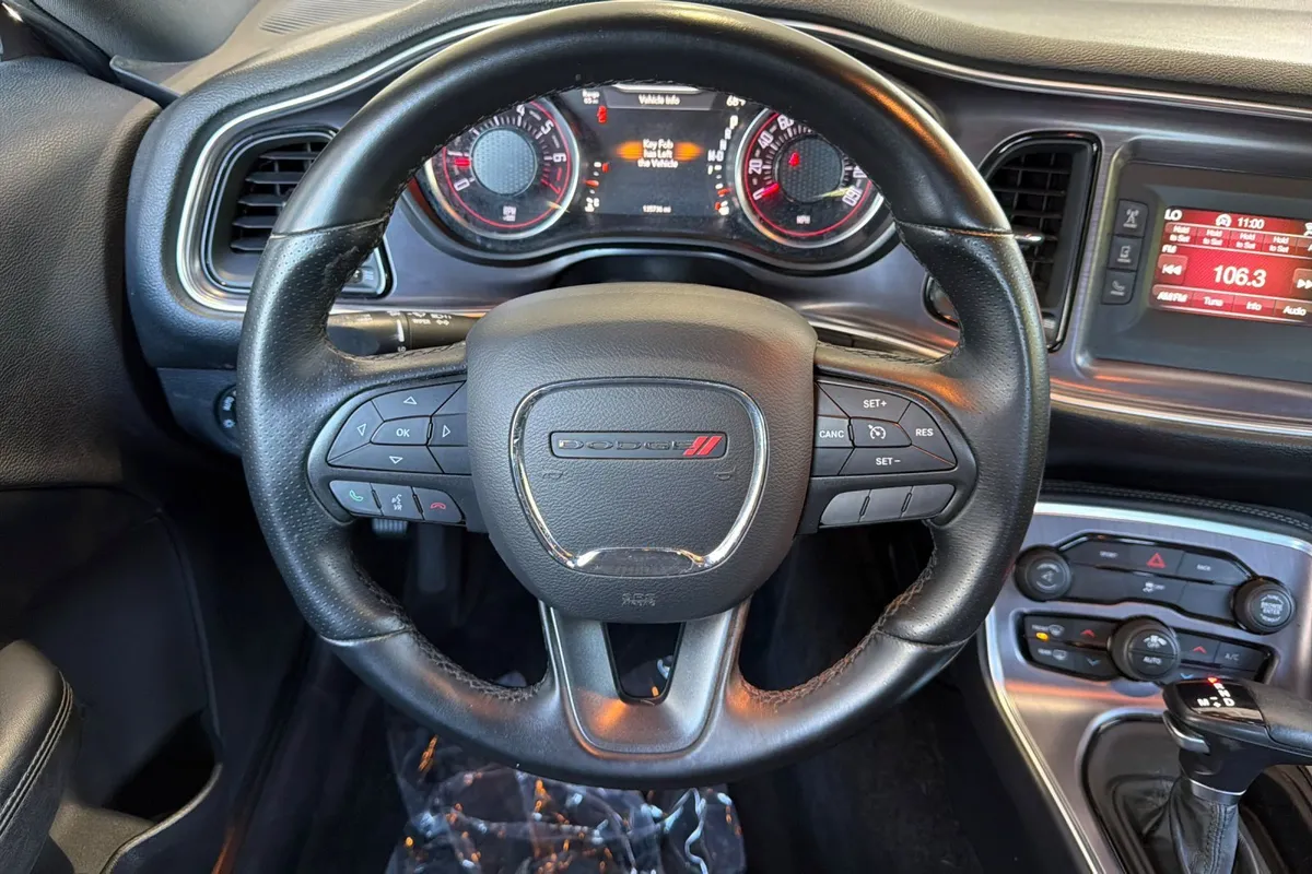 2016 Dodge Challenger SXT thumbnail 17