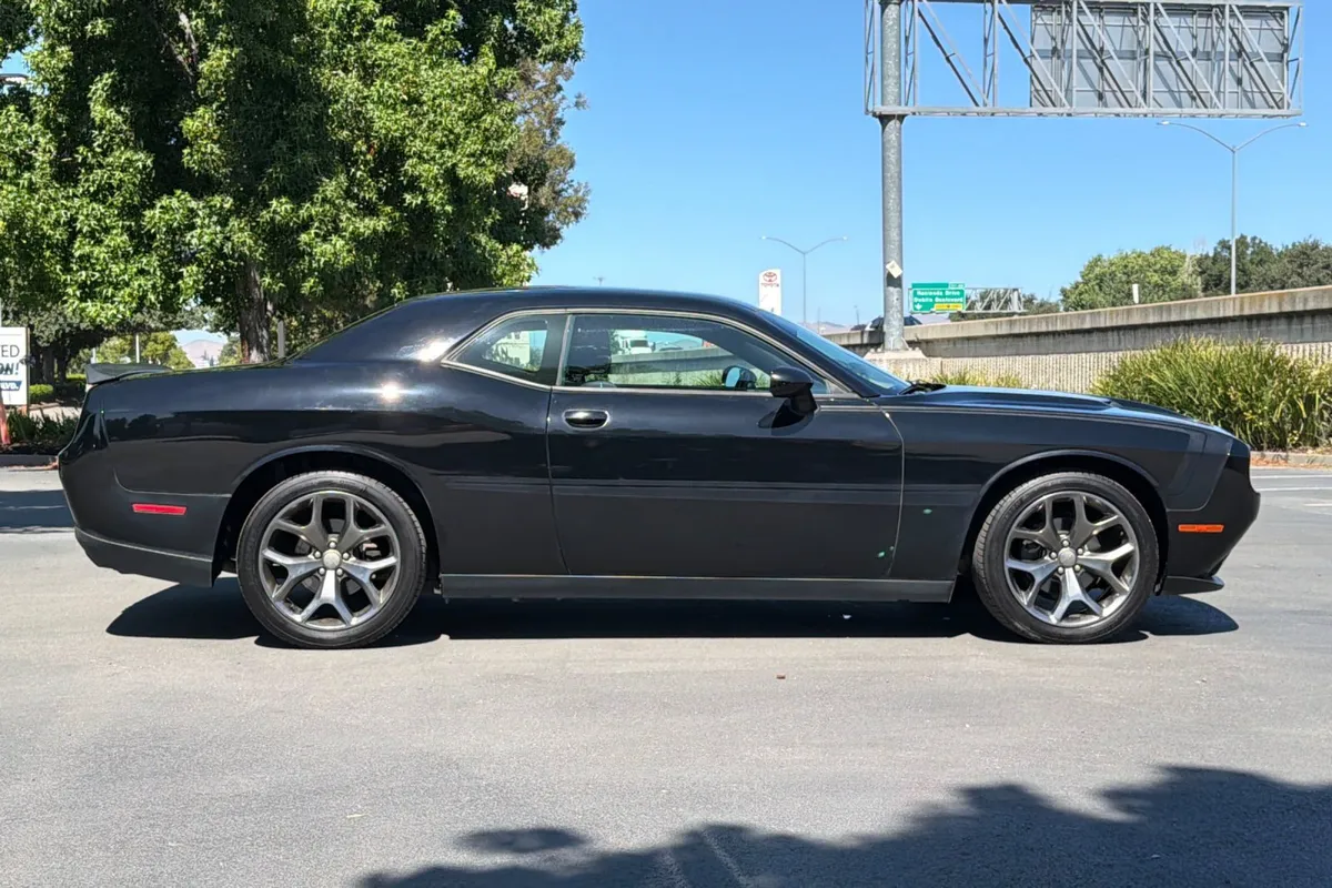 2016 Dodge Challenger SXT thumbnail 2