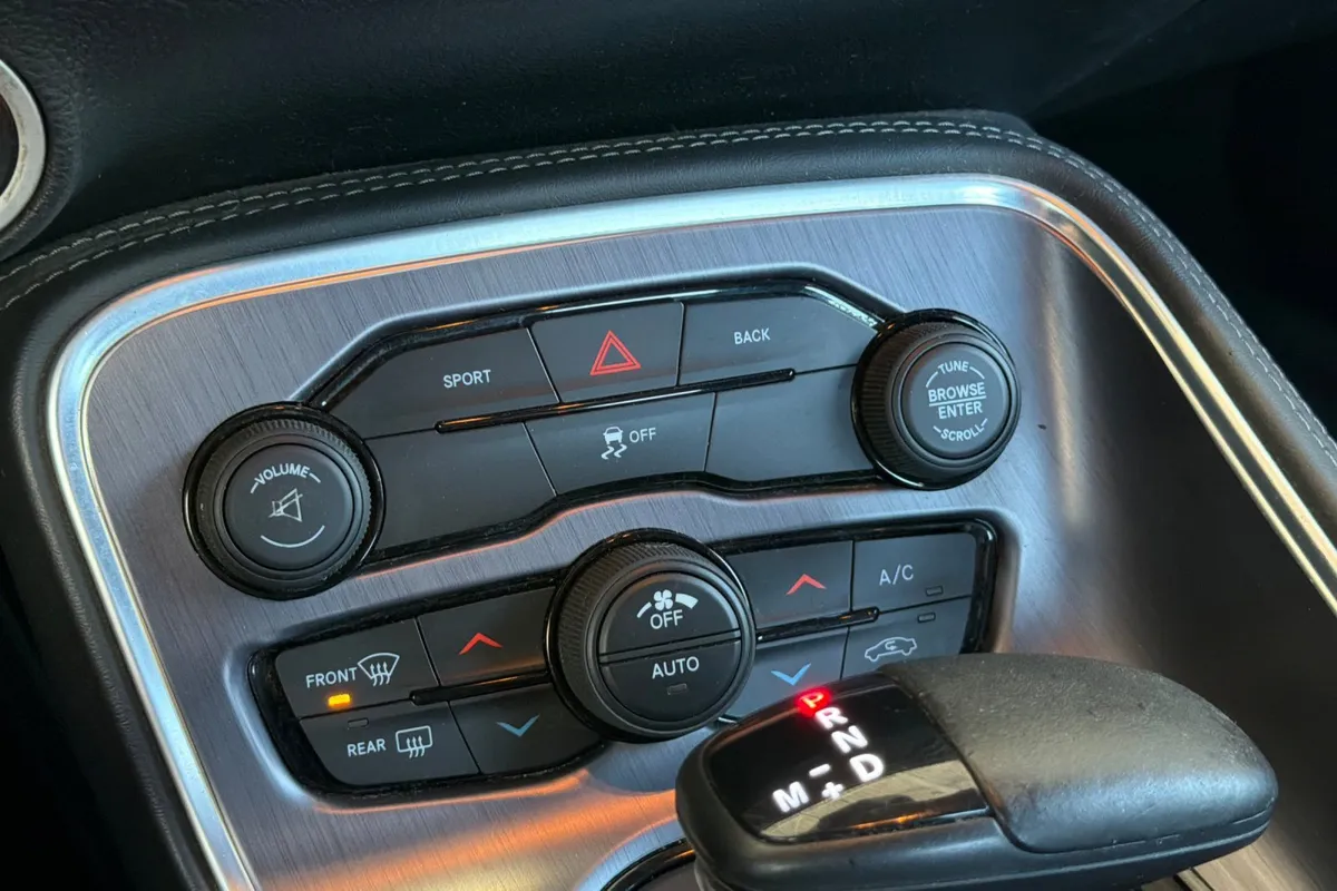 2016 Dodge Challenger SXT thumbnail 24