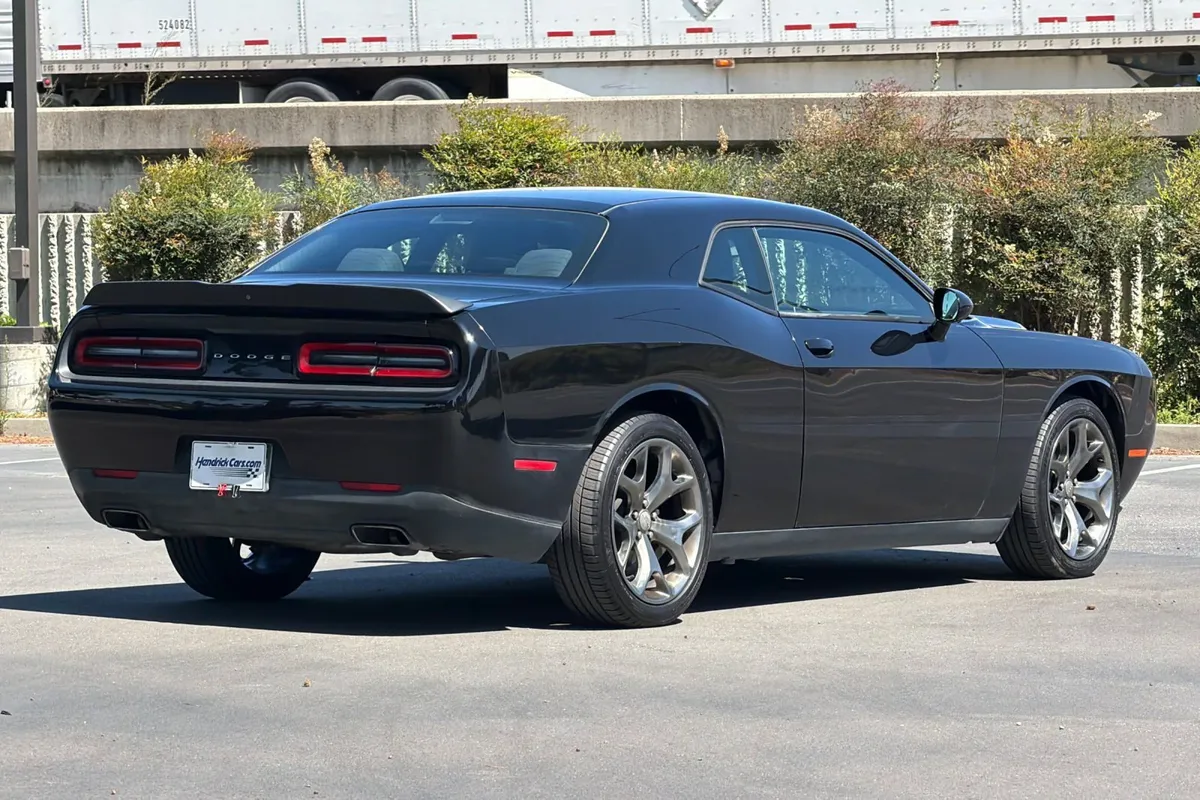 2016 Dodge Challenger SXT thumbnail 4