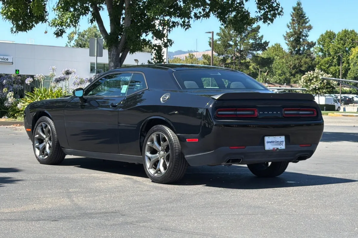 2016 Dodge Challenger SXT thumbnail 6