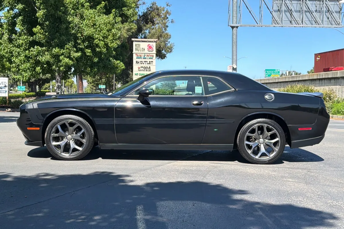 2016 Dodge Challenger SXT thumbnail 7
