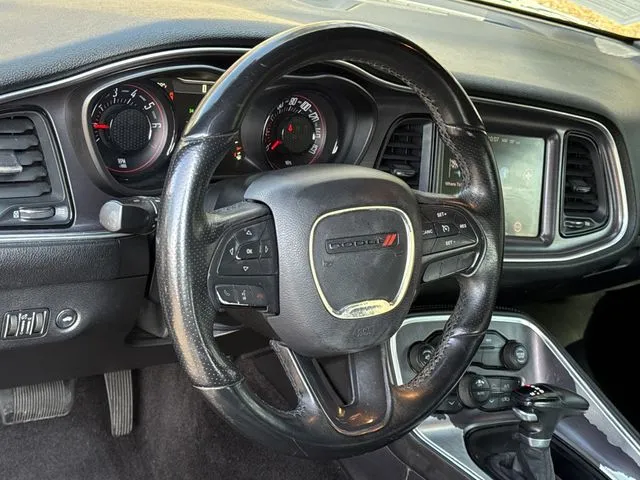 2016 Dodge Challenger SXT thumbnail 18
