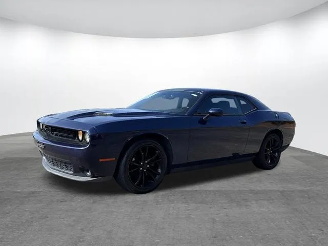 2016 Dodge Challenger SXT thumbnail 3