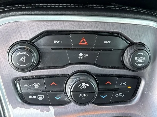 2016 Dodge Challenger SXT thumbnail 34