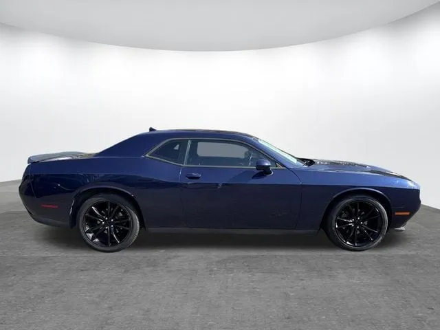 2016 Dodge Challenger SXT thumbnail 4
