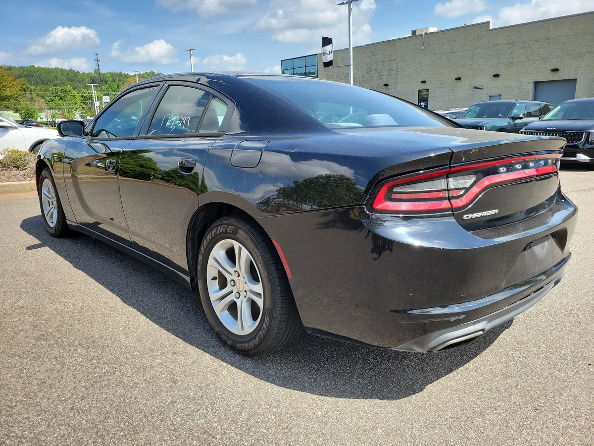 2016 Dodge Charger SE thumbnail 3