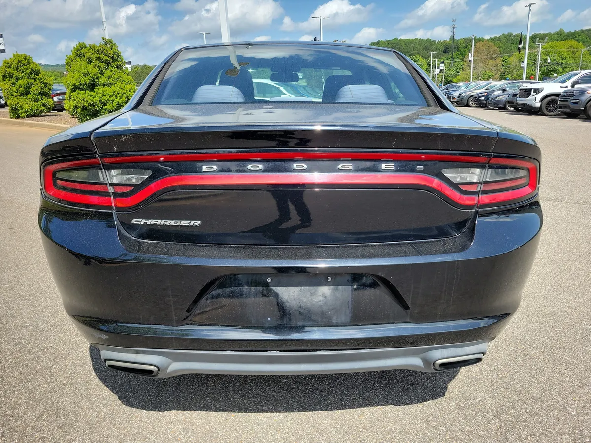 2016 Dodge Charger SE thumbnail 4