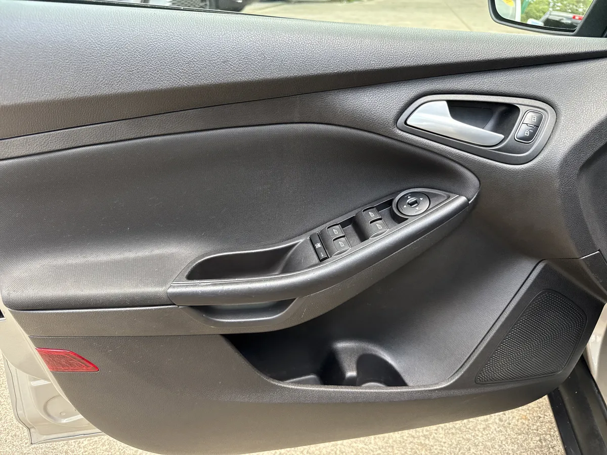 2016 Ford Focus SE thumbnail 10