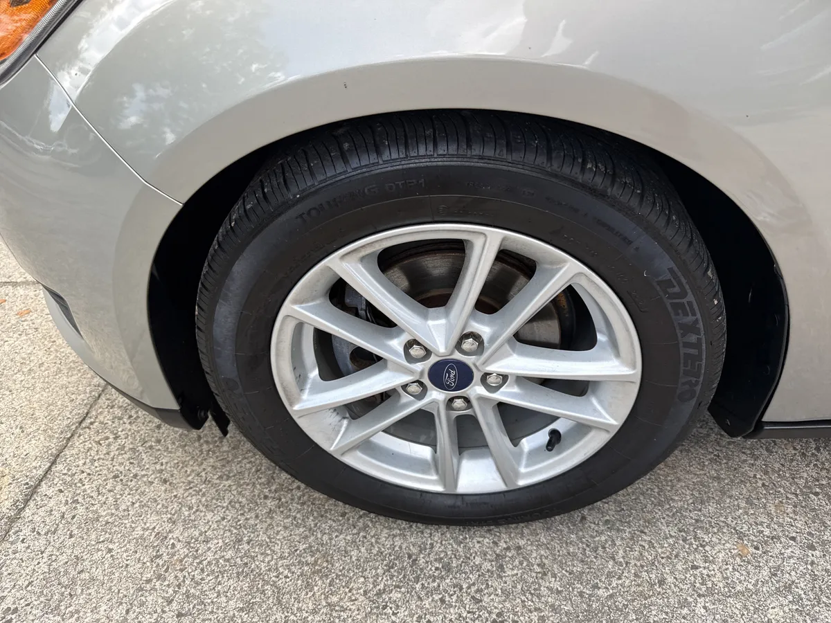 2016 Ford Focus SE thumbnail 11