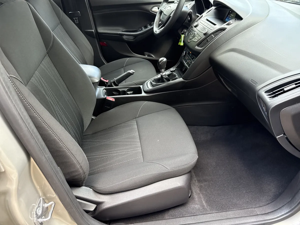 2016 Ford Focus SE thumbnail 13