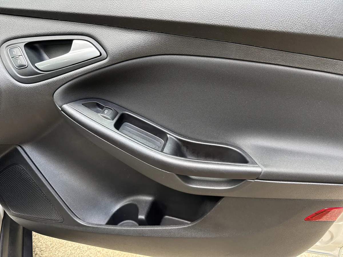 2016 Ford Focus SE thumbnail 14