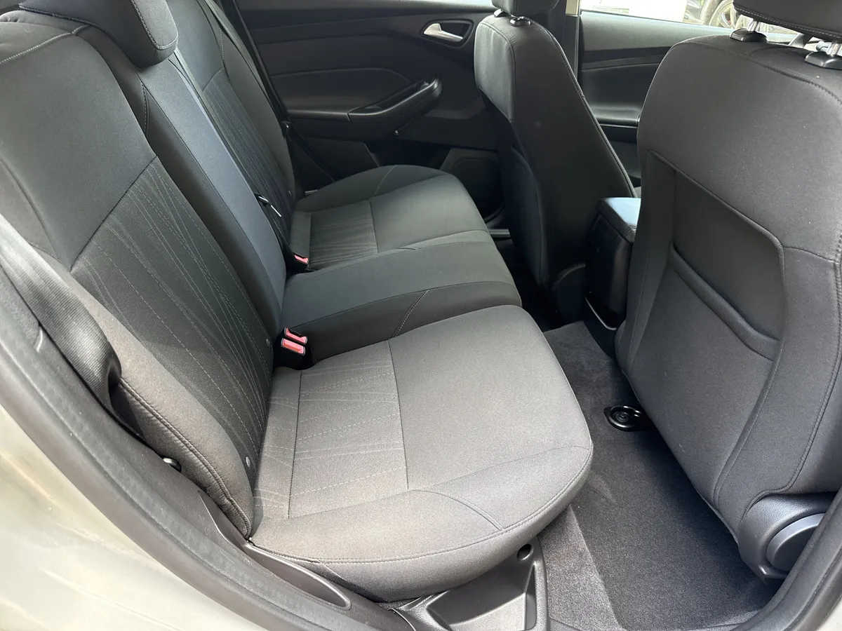 2016 Ford Focus SE thumbnail 15