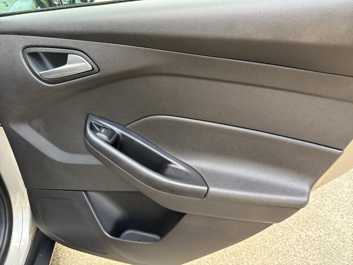 2016 Ford Focus SE thumbnail 16