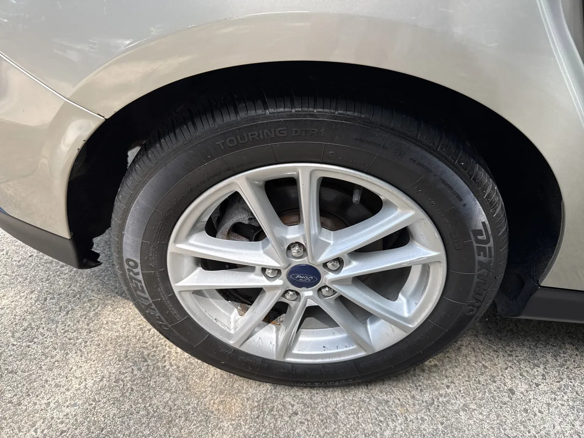 2016 Ford Focus SE thumbnail 17