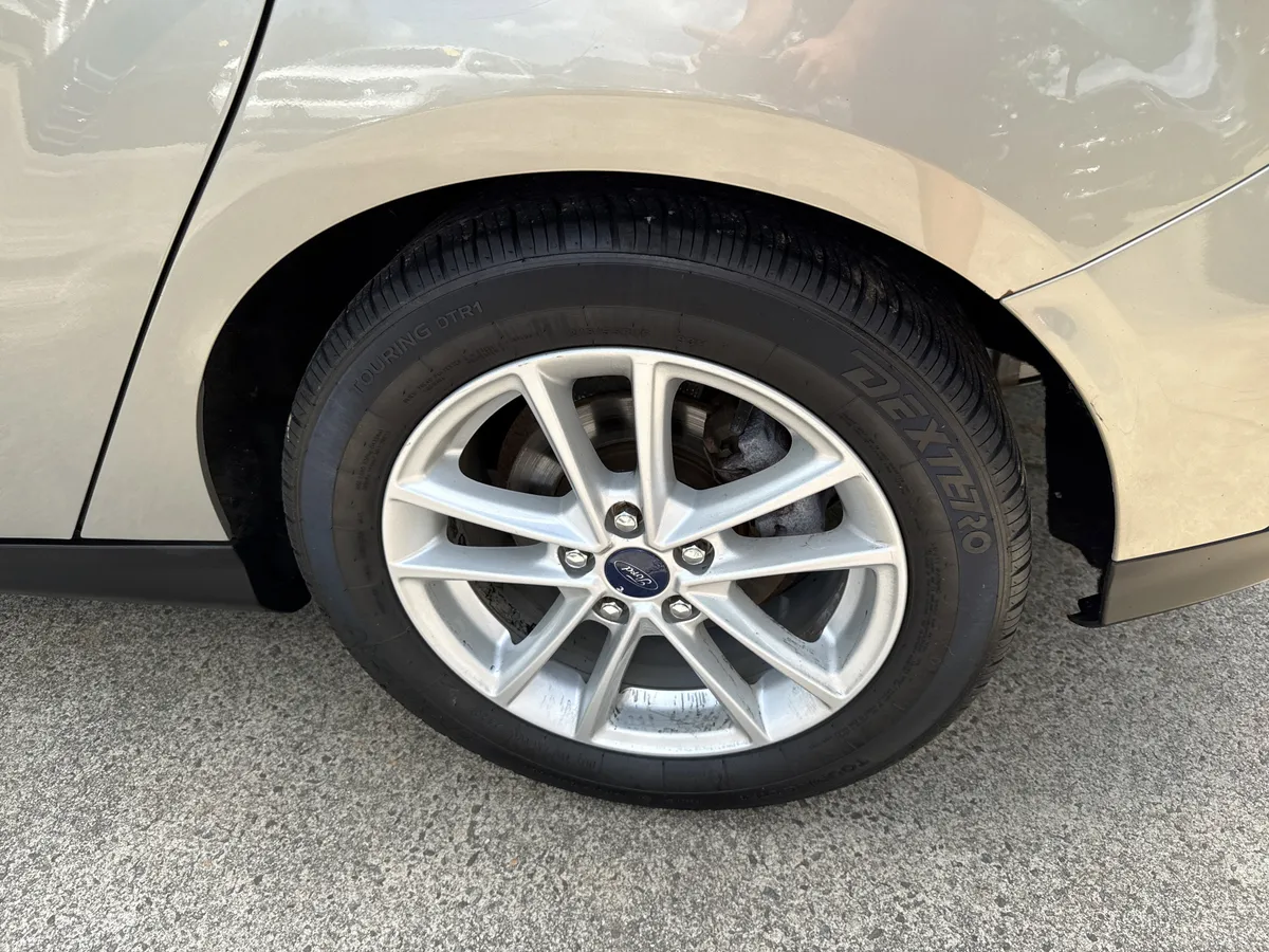 2016 Ford Focus SE thumbnail 19