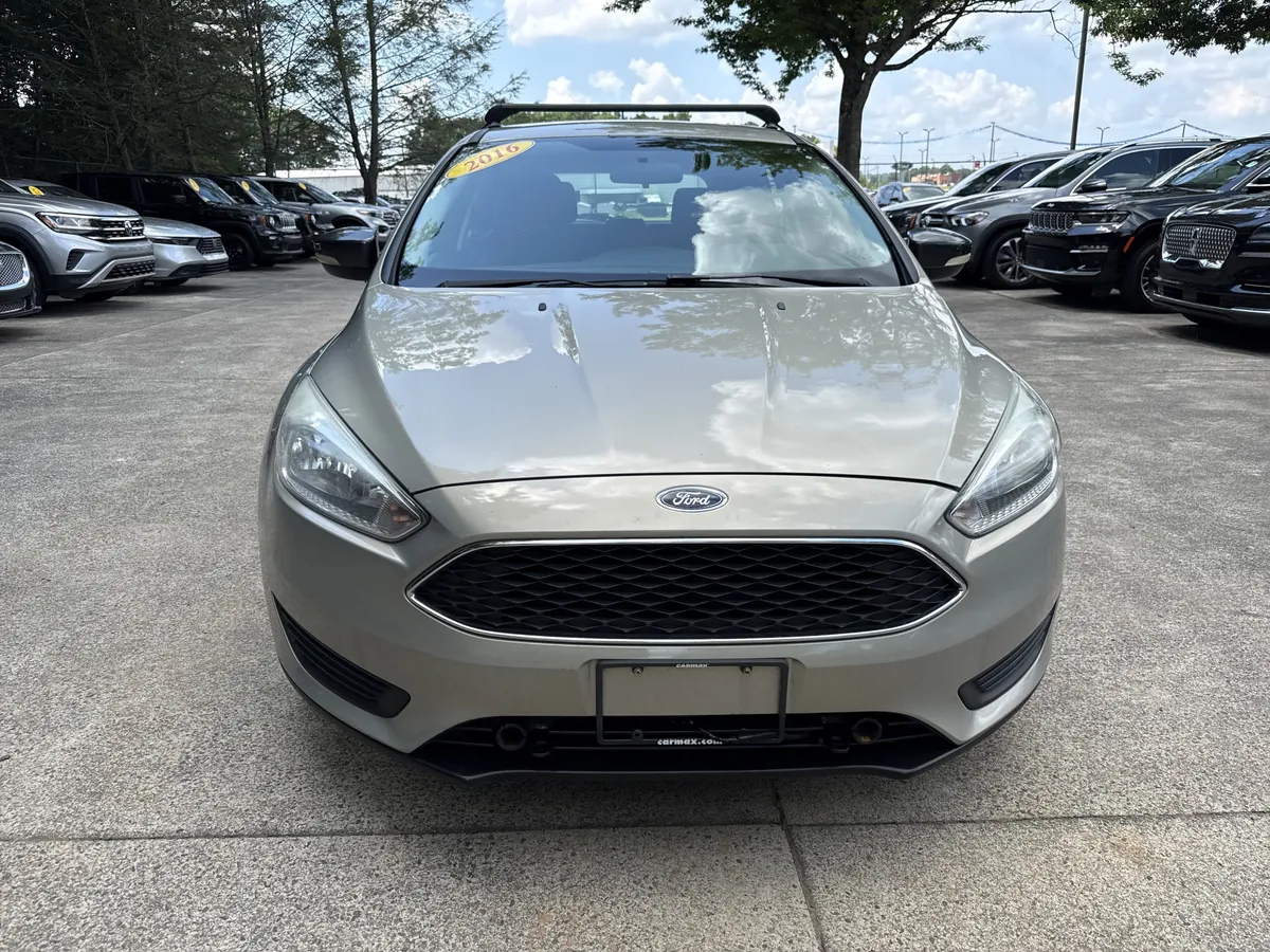 2016 Ford Focus SE thumbnail 2
