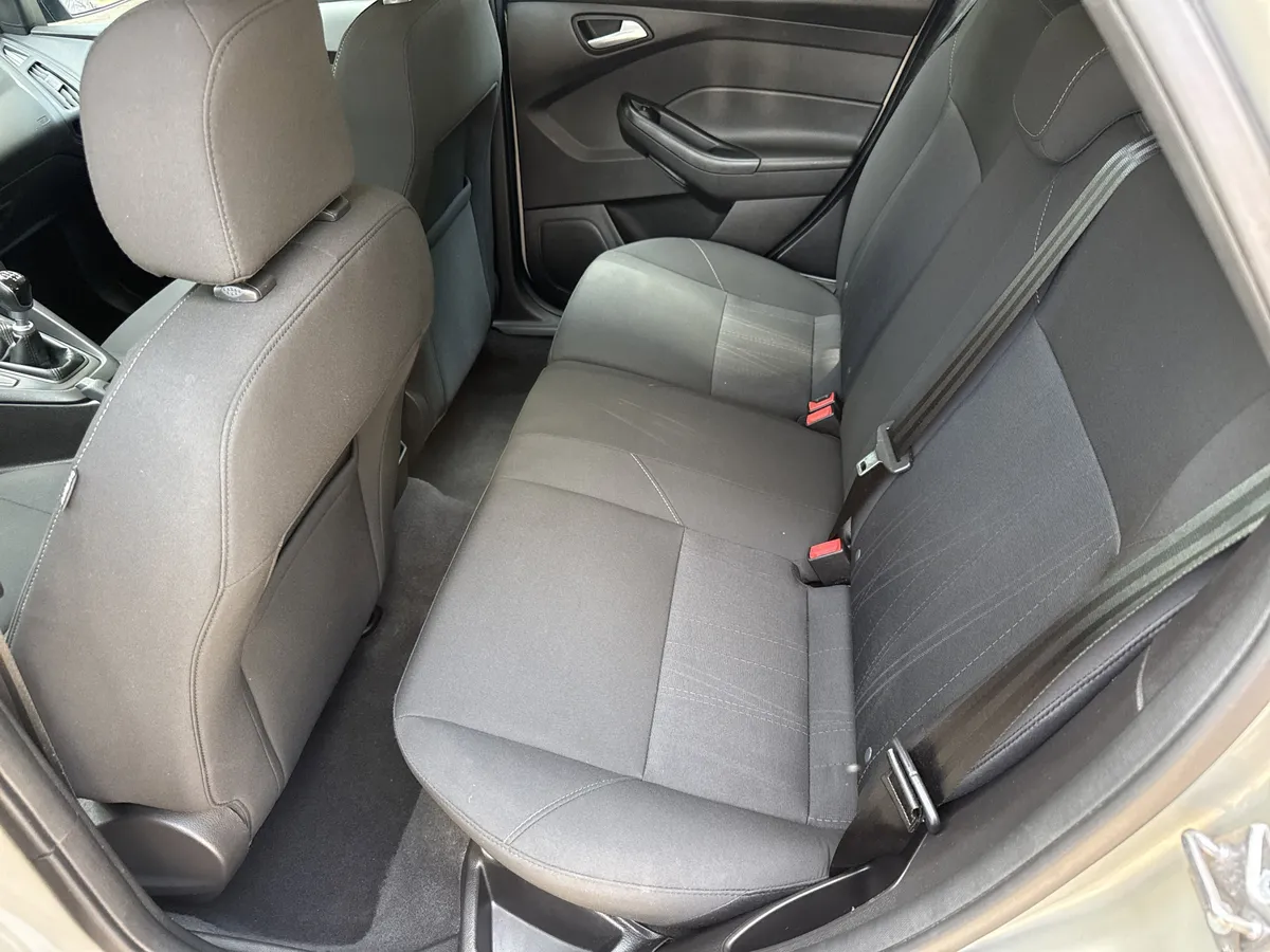 2016 Ford Focus SE thumbnail 20