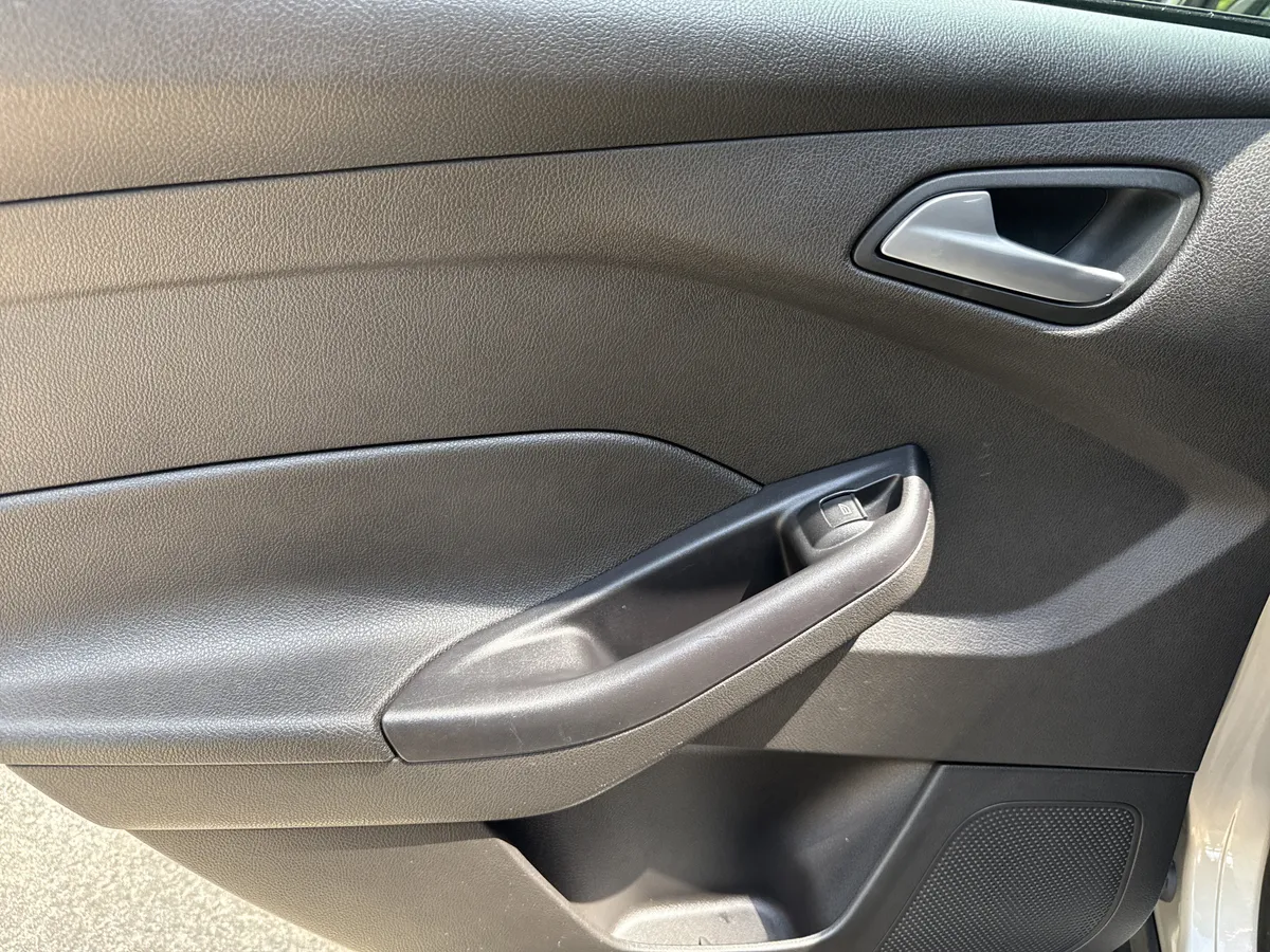 2016 Ford Focus SE thumbnail 21