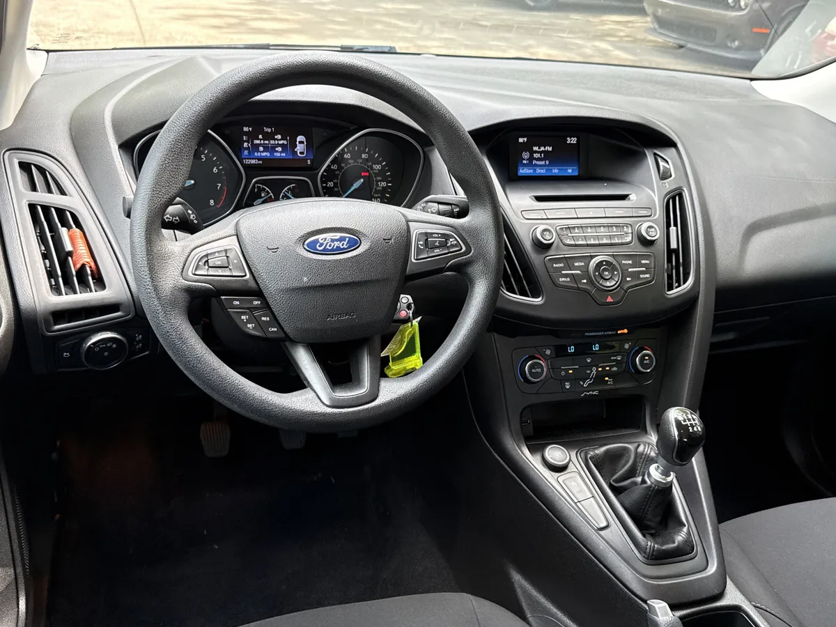 2016 Ford Focus SE thumbnail 22