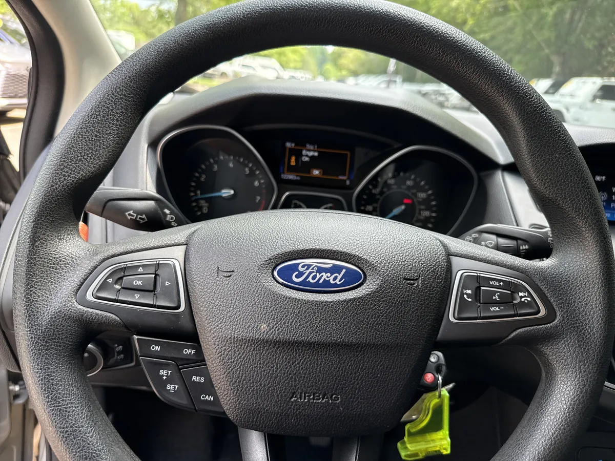 2016 Ford Focus SE thumbnail 23