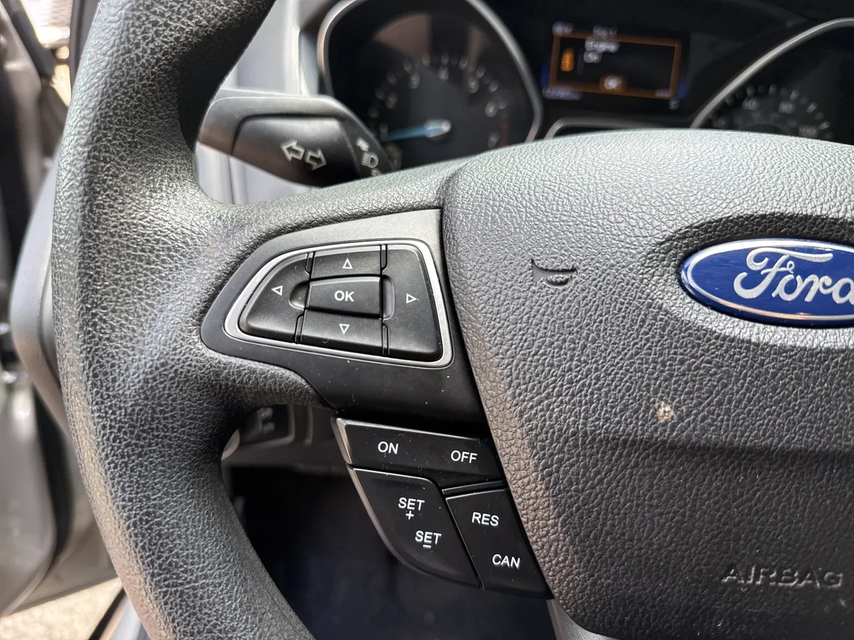 2016 Ford Focus SE thumbnail 24