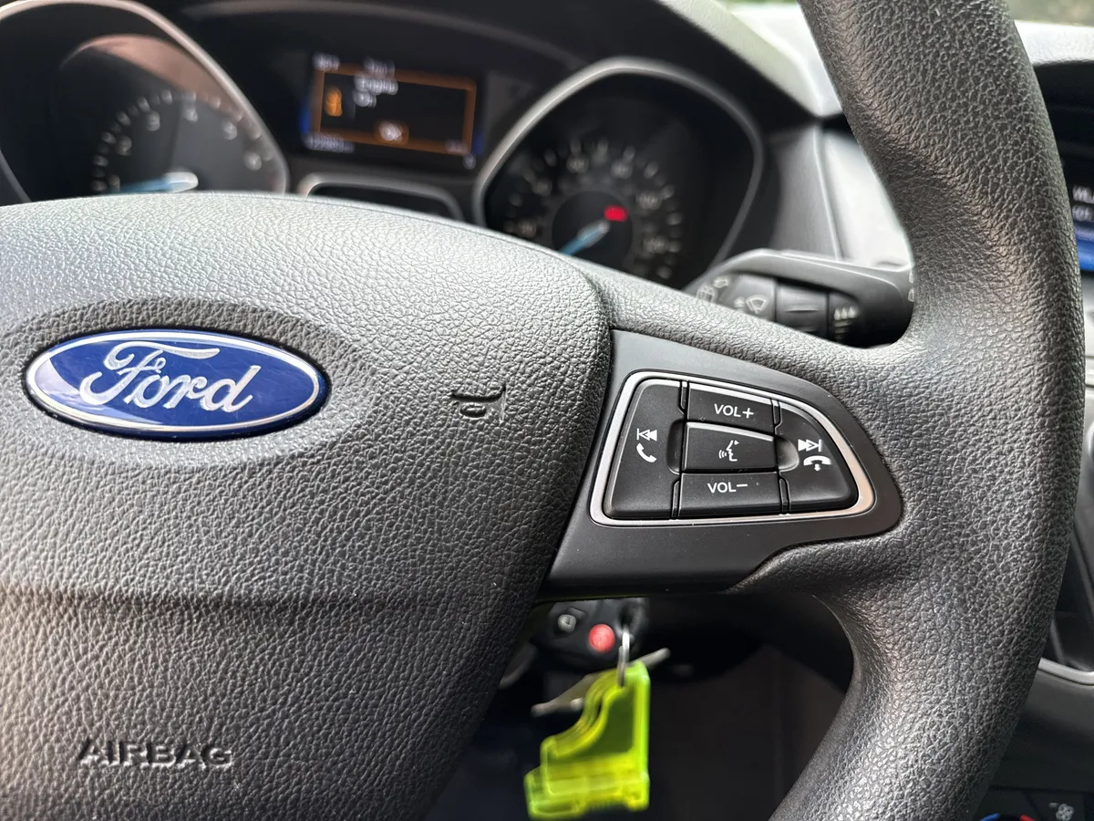 2016 Ford Focus SE thumbnail 25