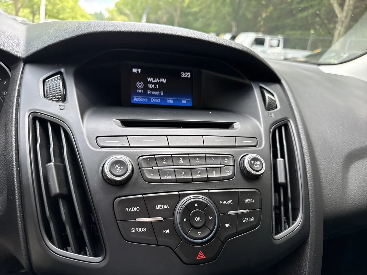 2016 Ford Focus SE thumbnail 27