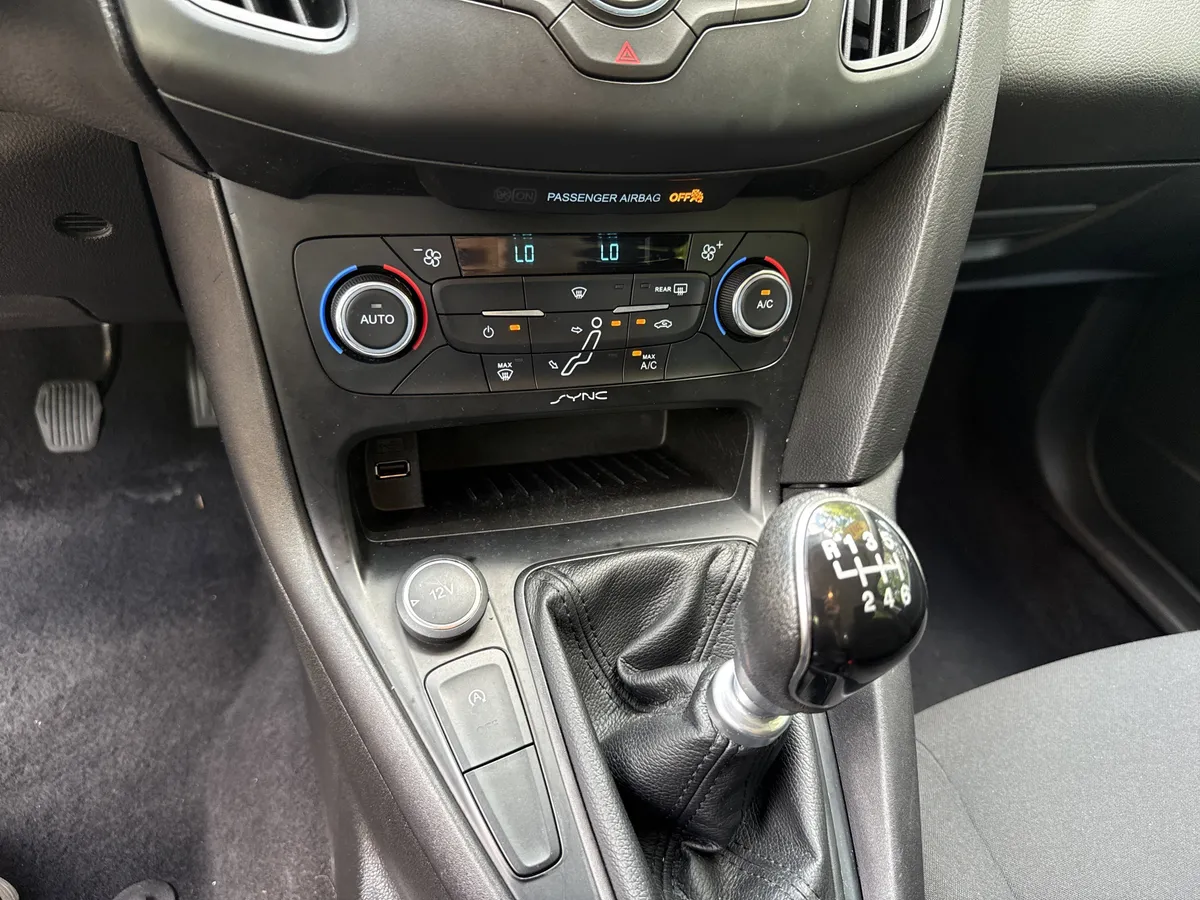 2016 Ford Focus SE thumbnail 28