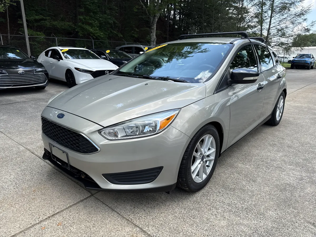 2016 Ford Focus SE thumbnail 3