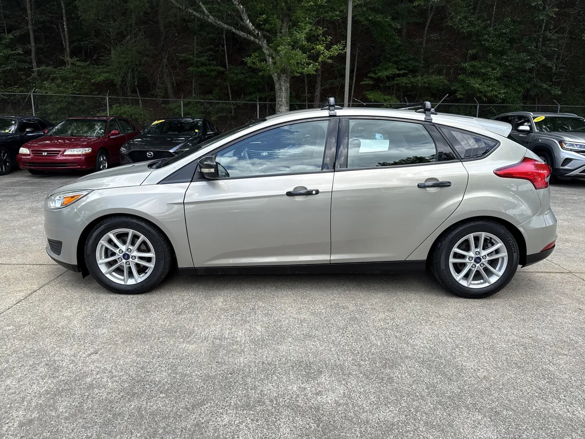 2016 Ford Focus SE thumbnail 4
