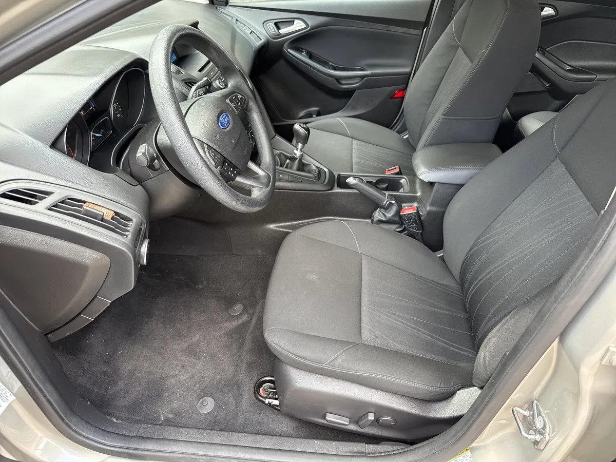 2016 Ford Focus SE thumbnail 9