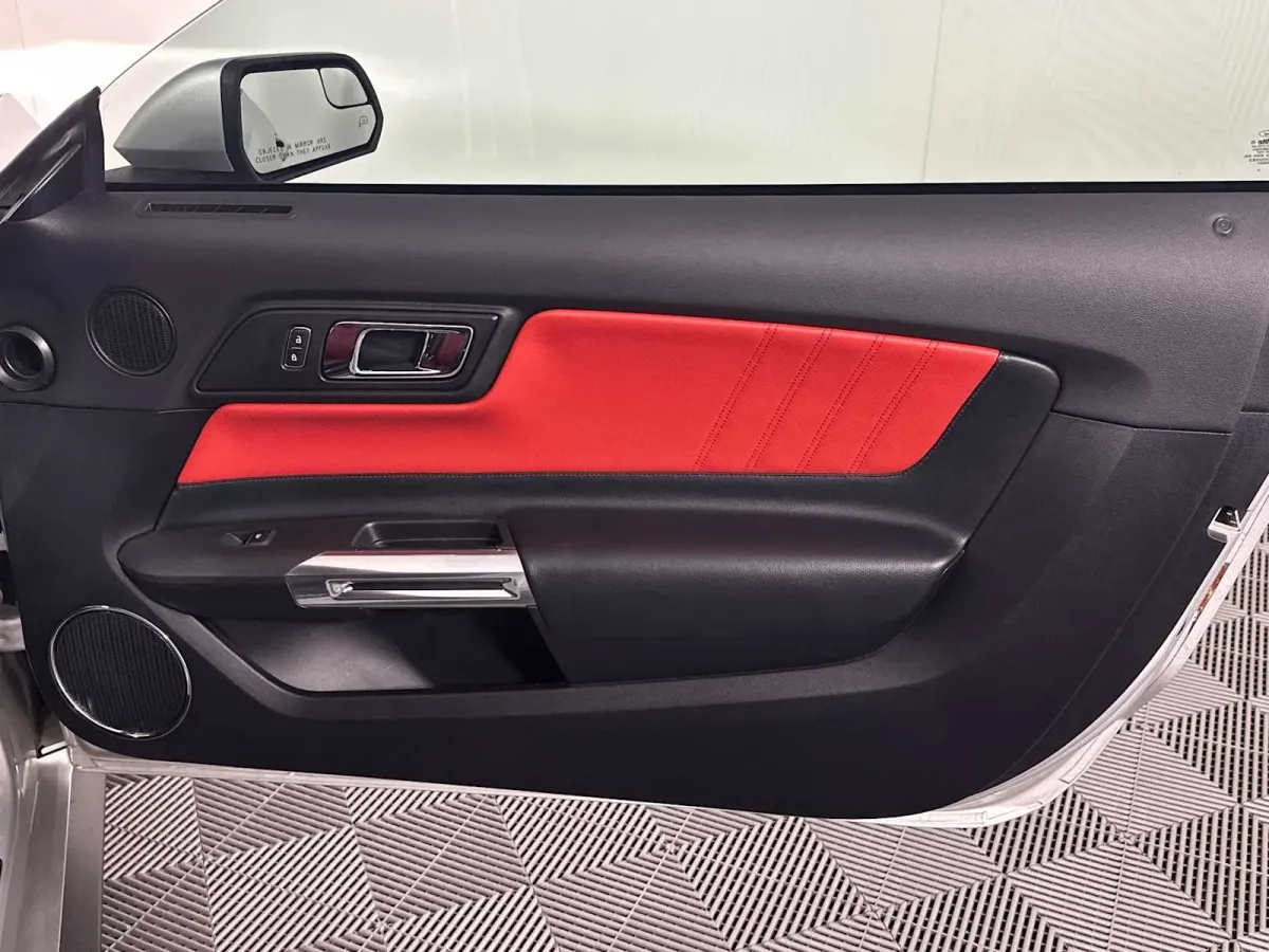 2016 Ford Mustang GT Premium thumbnail 23