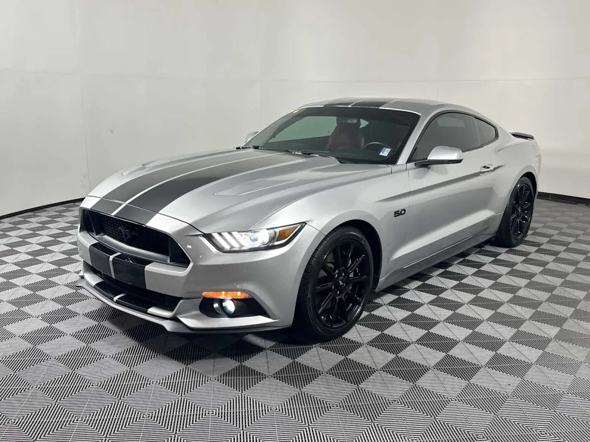2016 Ford Mustang GT Premium thumbnail 3