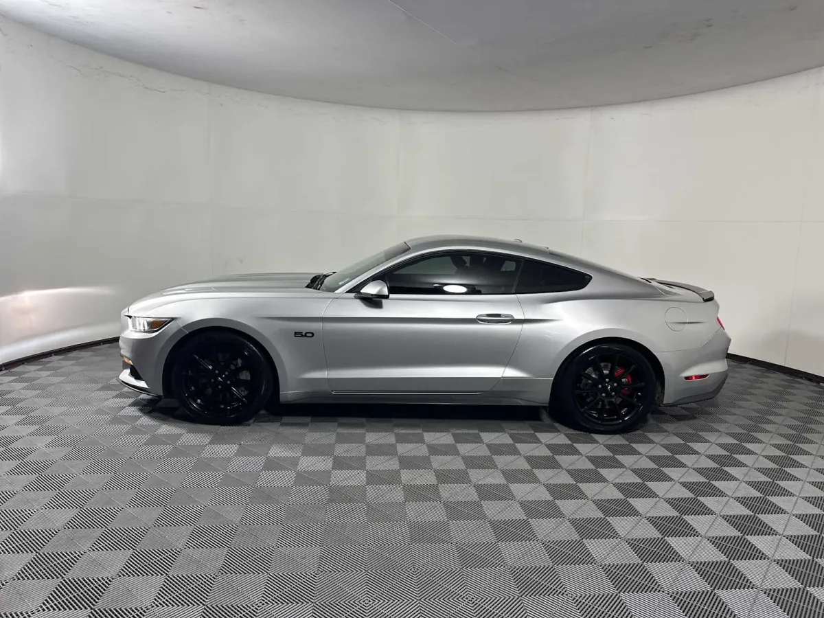 2016 Ford Mustang GT Premium thumbnail 4