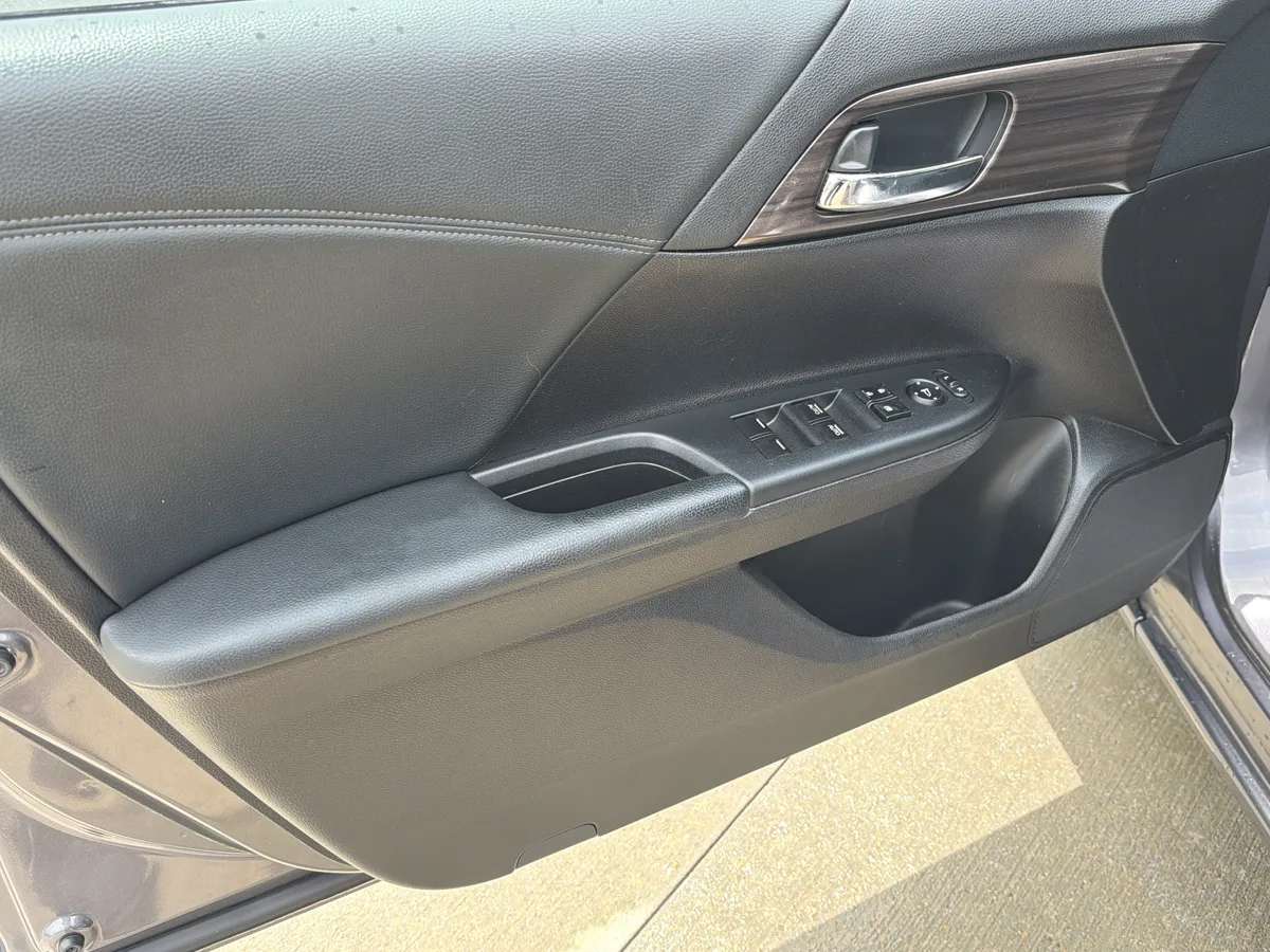 2016 Honda Accord EX thumbnail 13