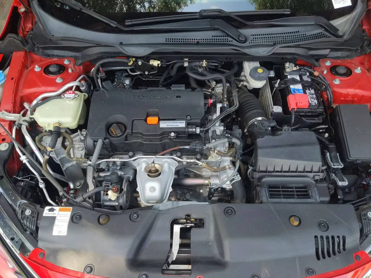 2016 Honda Civic LX thumbnail 32