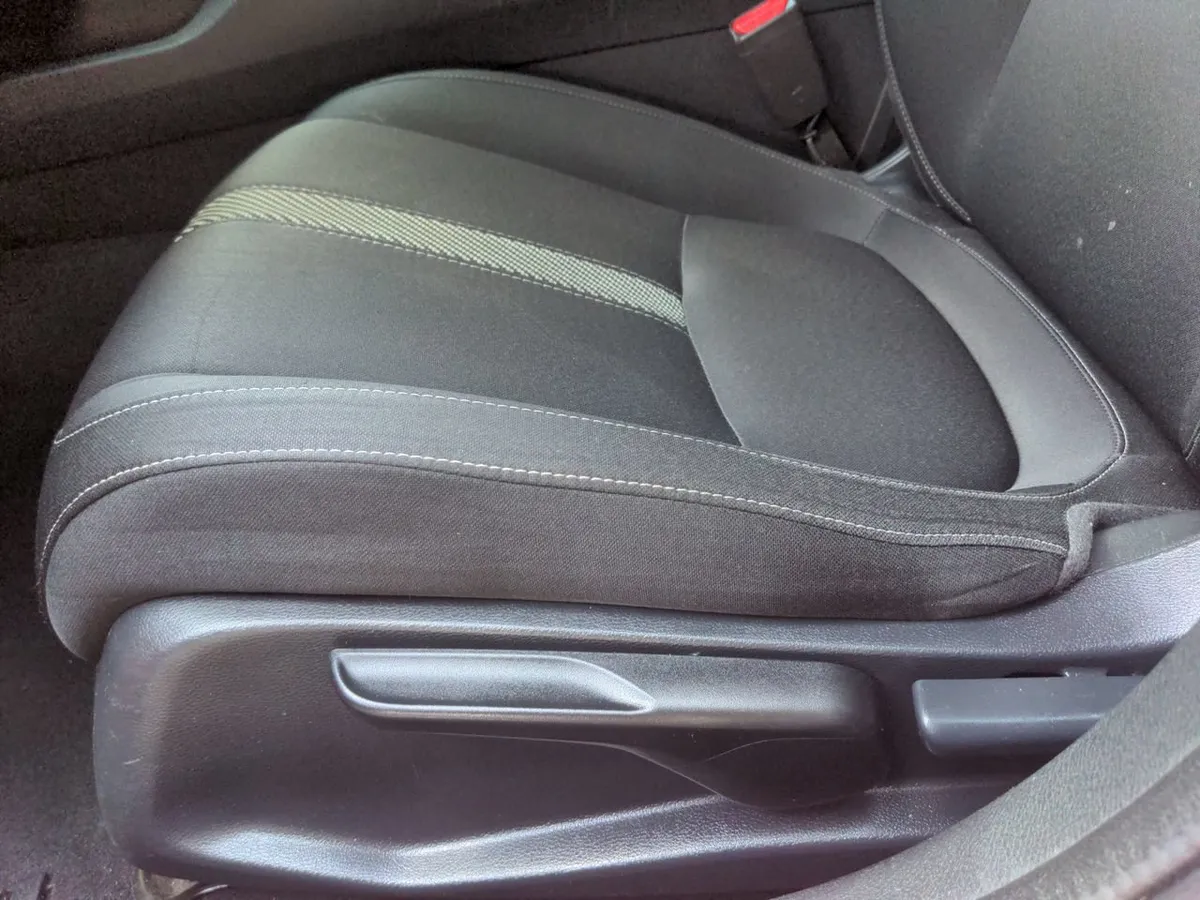 2016 Honda Civic LX thumbnail 36